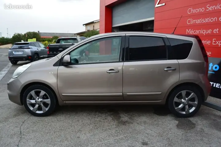 Nissan Note 2011 photo 2