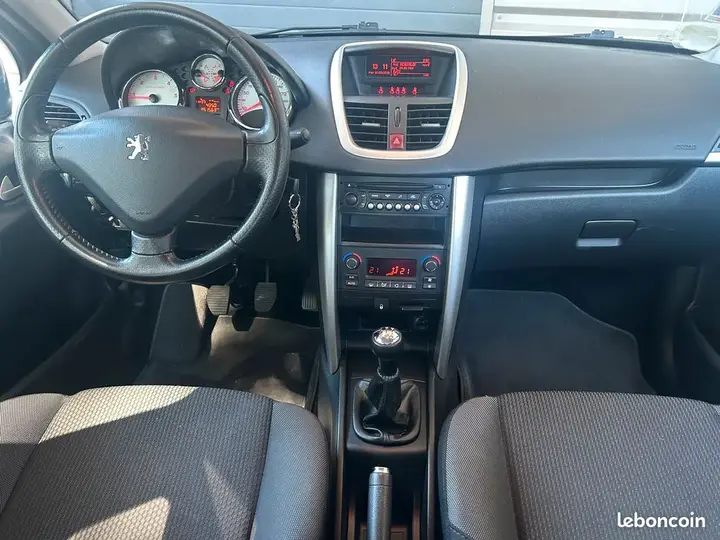 Peugeot 207 2012 photo 3