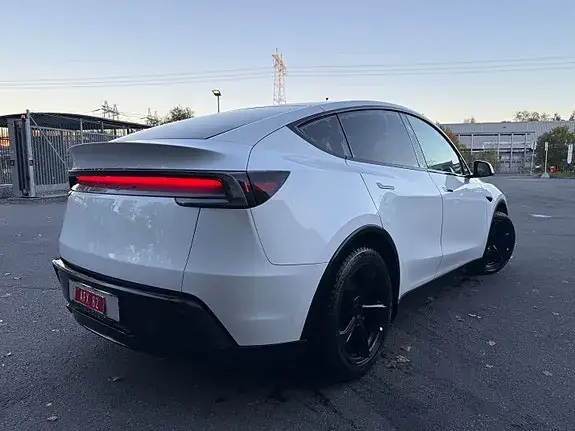 Tesla Model Y 2025 photo 4