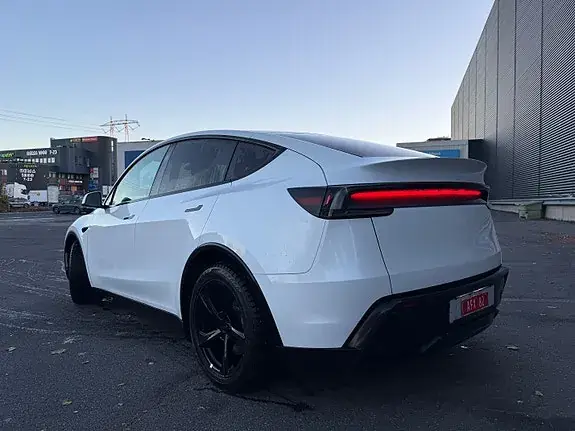 Tesla Model Y 2025 photo 3