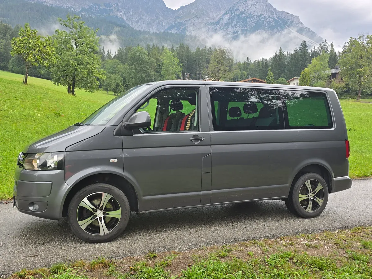 Volkswagen Multivan 2011 photo 2