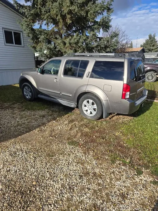 Nissan Pathfinder 2005 photo 2