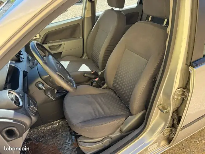 Ford Fiesta 2003 photo 4