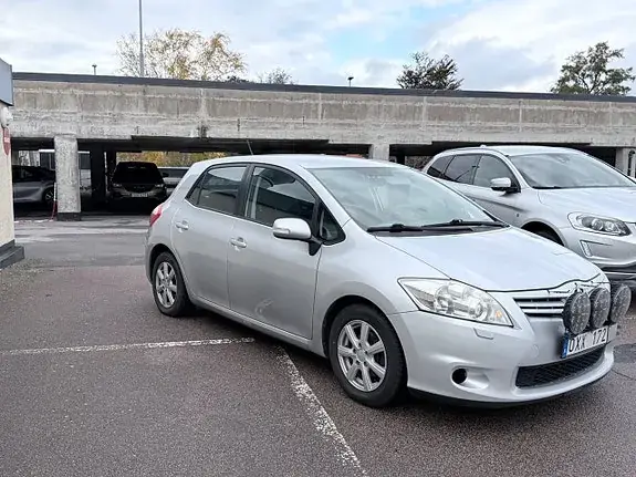 Toyota Auris 2011 photo 2