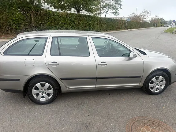Skoda Octavia 2008 photo 2