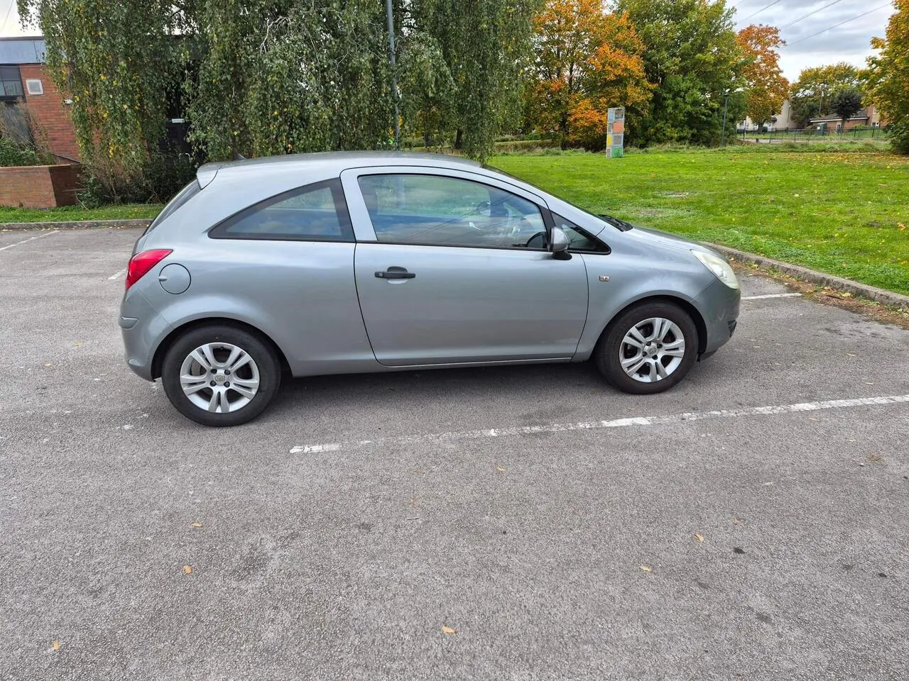 Vauxhall Corsa 2011 photo 2
