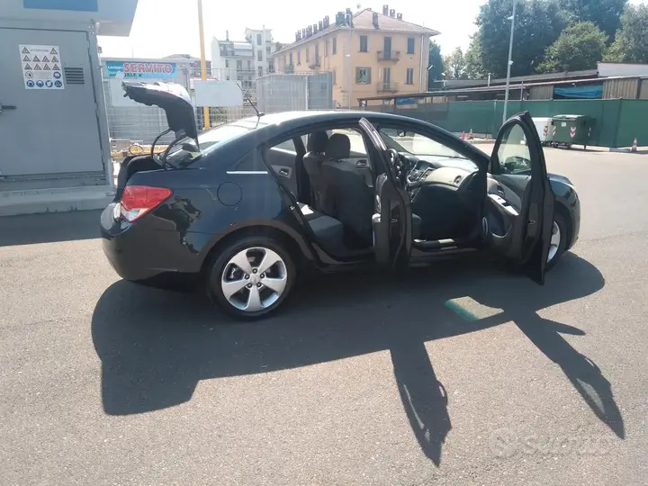 Chevrolet Cruze 2010 photo 2