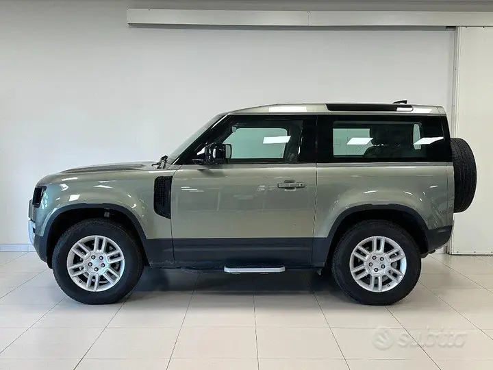 Land Rover Defender 2021 photo 2
