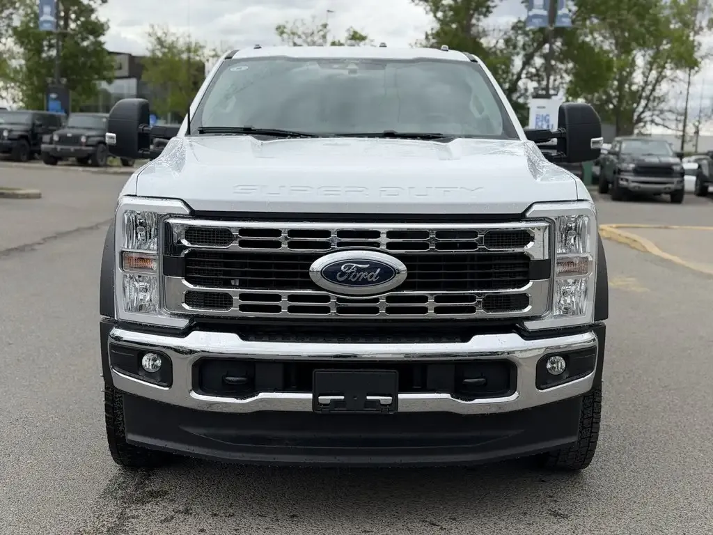 Ford F-550 Super Duty 2026 photo 4