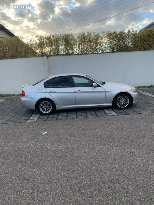BMW 3 Series 2011 photo 2