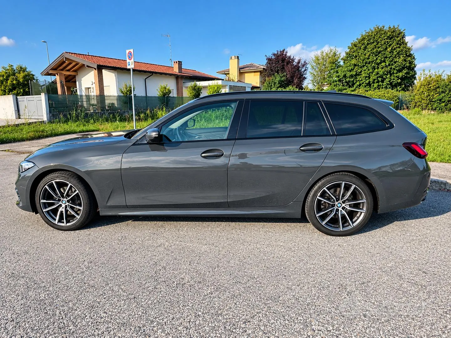 BMW 318D 2023 photo 2