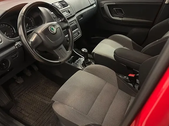 Skoda Fabia 2011 photo 3