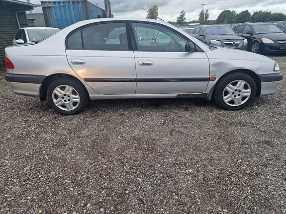 Toyota Avensis 1998 photo 3