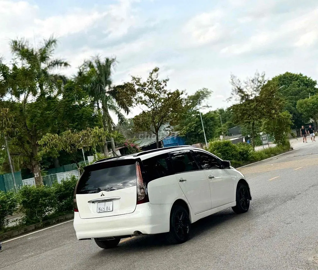 Mitsubishi Grandis 2009 photo 5