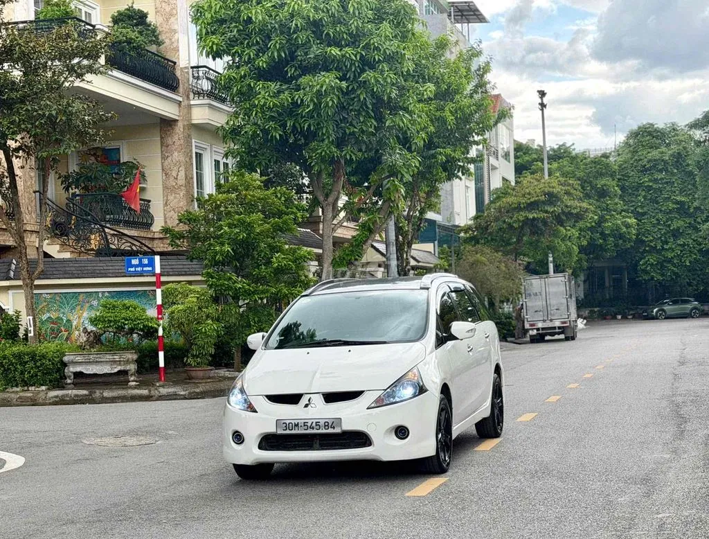 Mitsubishi Grandis 2009 photo 2