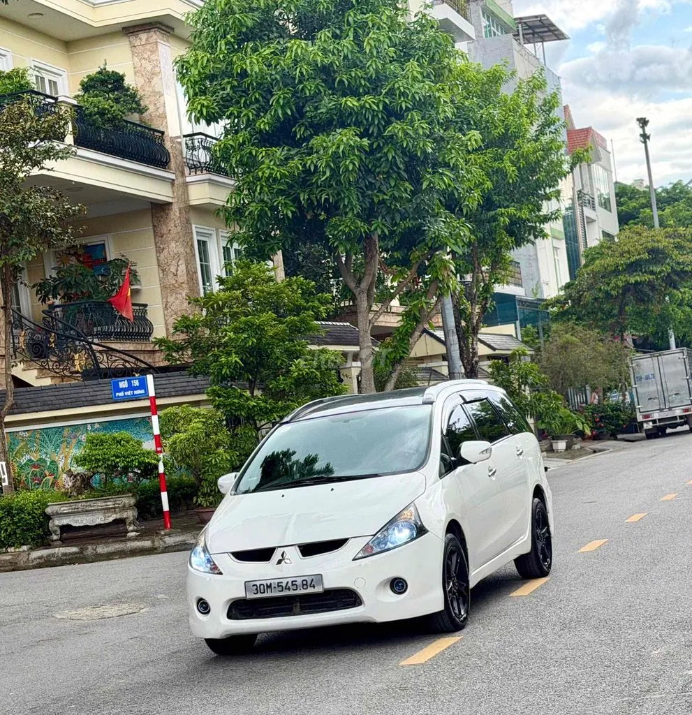 Mitsubishi Grandis 2009 photo 3