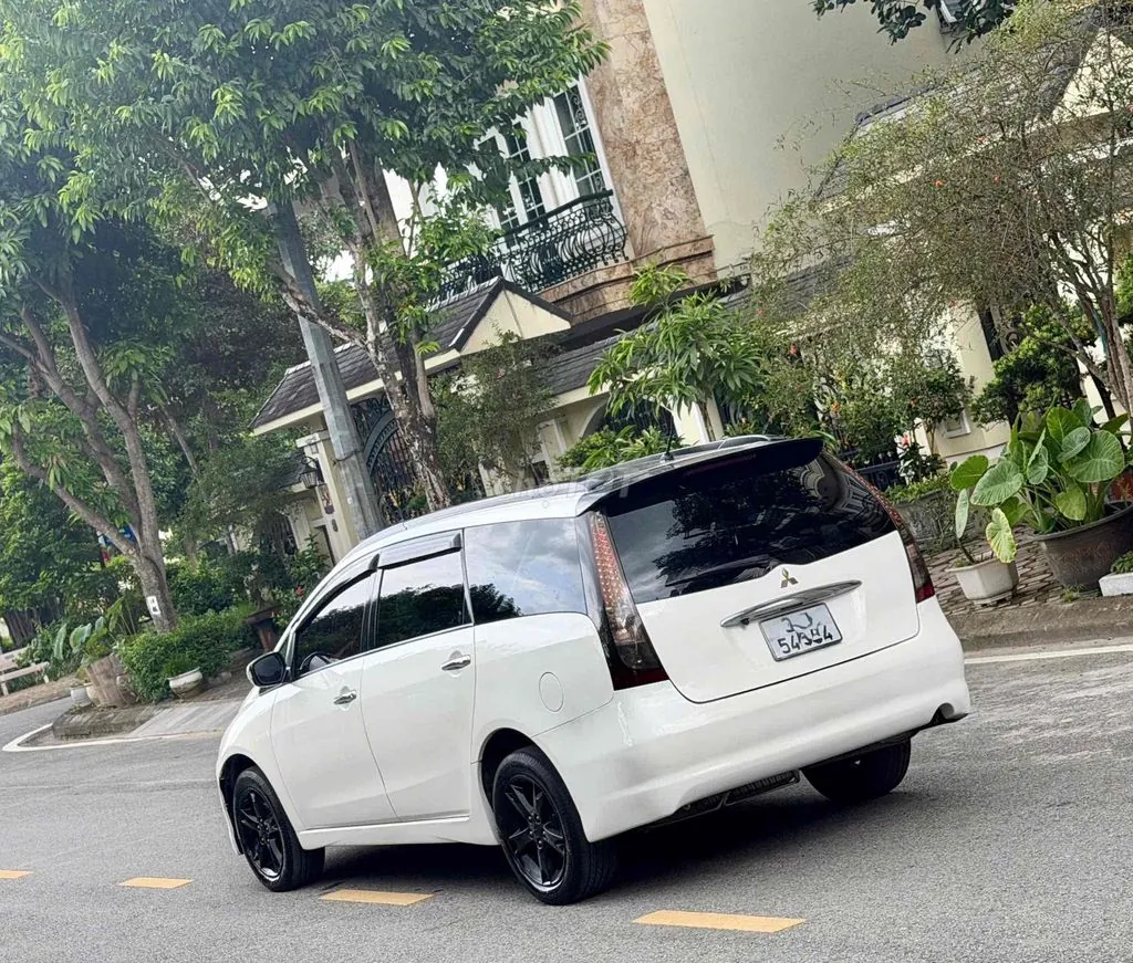 Mitsubishi Grandis 2009 photo 4