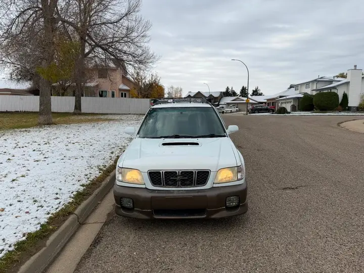 Subaru Forester 2000 photo 2