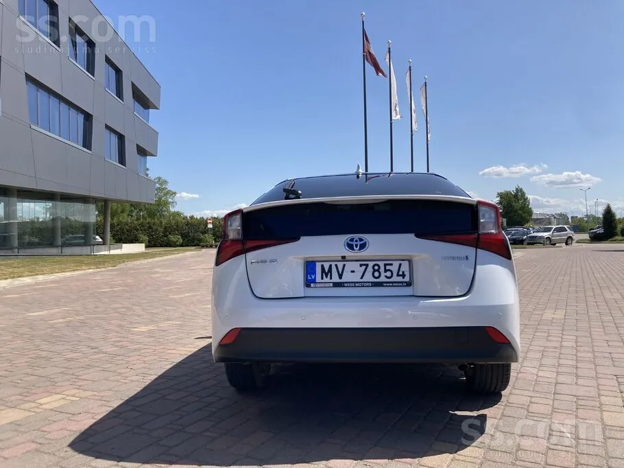Toyota Prius 2021 photo 2