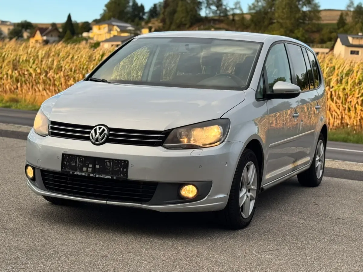 Volkswagen Touran 2012 photo 2