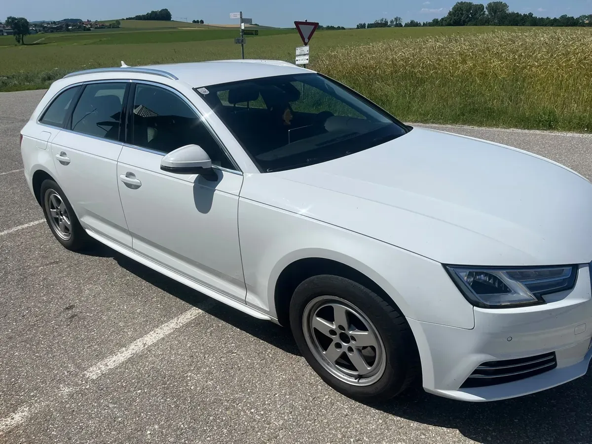 Audi A4 2018 photo 2