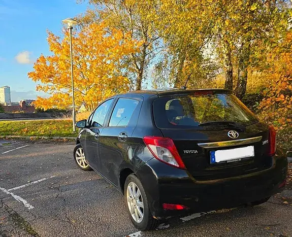 Toyota Yaris 2013 photo 2
