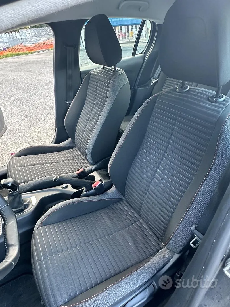Peugeot 208 2023 photo 3