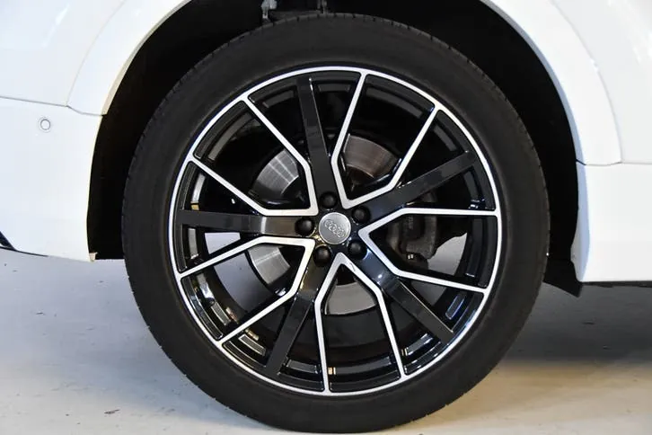 Audi Q8 2021 photo 2