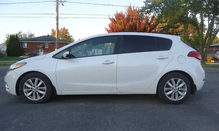 Kia Forte5 2016 photo 3