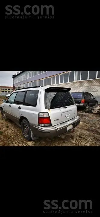 Subaru Forester 2000 photo 2