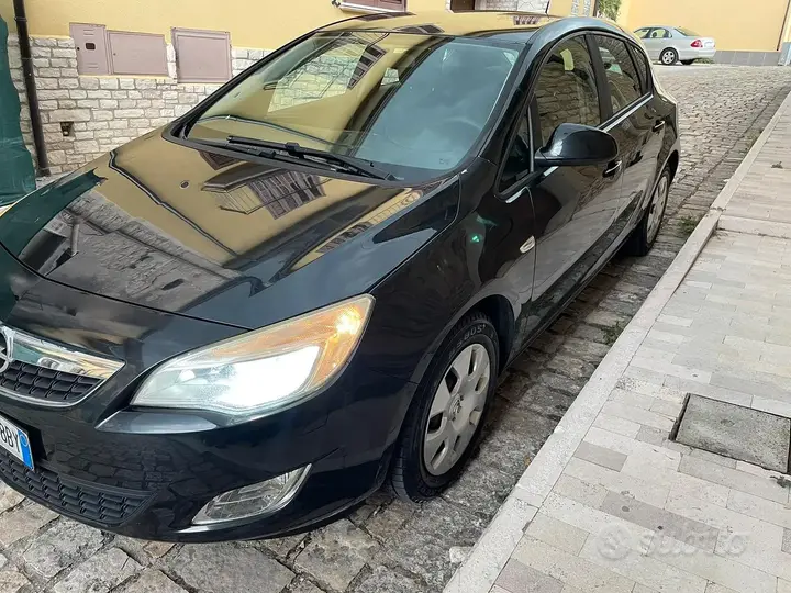 Opel Astra J 2012 photo 2