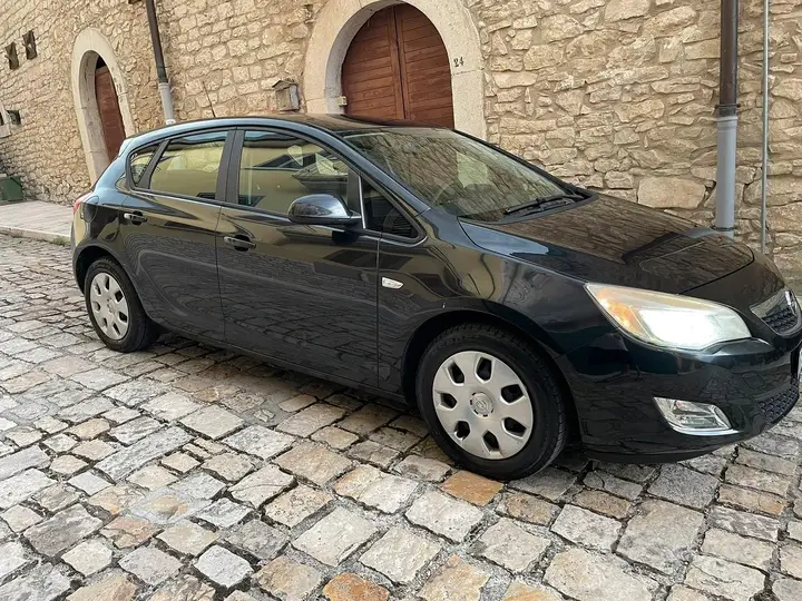 Opel Astra J 2012 photo 3
