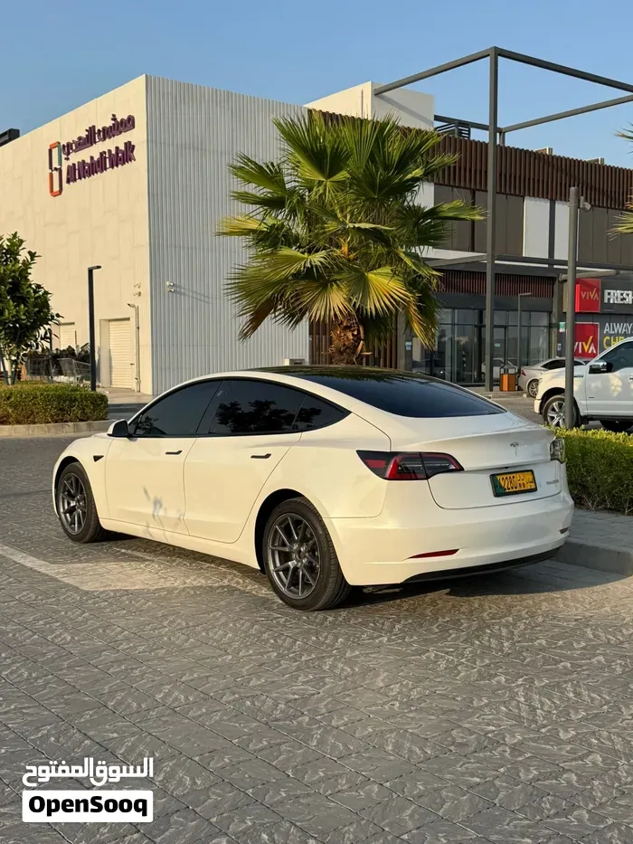 Tesla Model 3 2023 photo 2