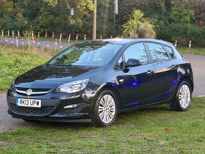 Vauxhall Astra 2013 photo 5