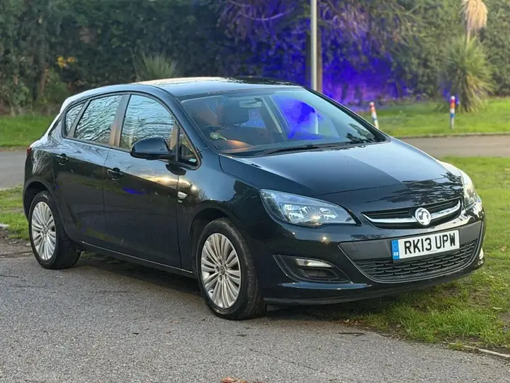 Vauxhall Astra 2013 photo 2