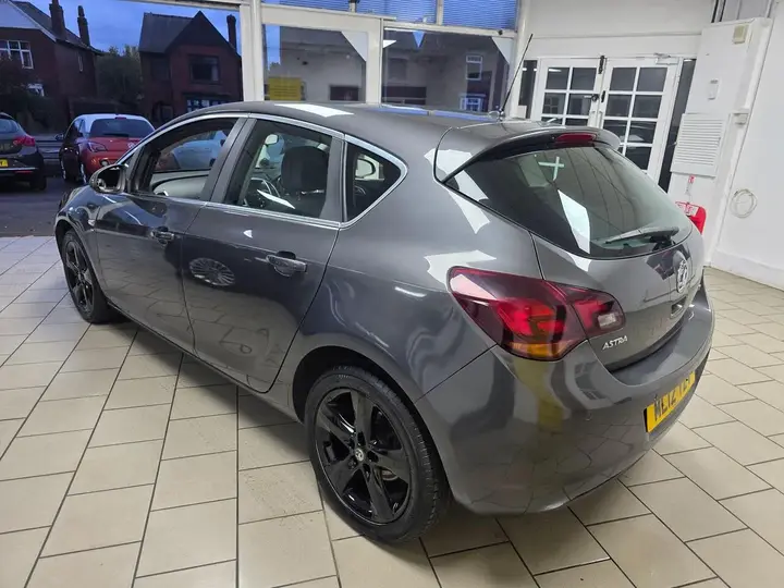 Vauxhall Astra 2012 photo 5