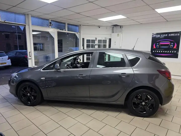 Vauxhall Astra 2012 photo 3