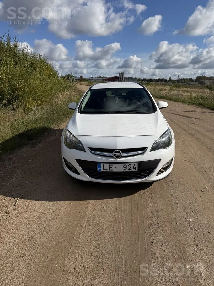 Opel Astra 2014 photo 2