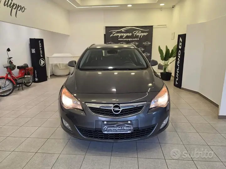 Opel Astra 2012 photo 2