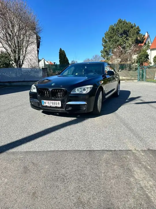 BMW 7 Series 2012 photo 2