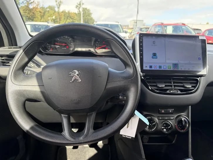 Peugeot 208 2014 photo 3