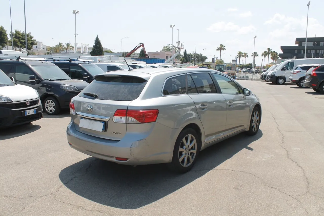 Toyota Avensis 2012 photo 5