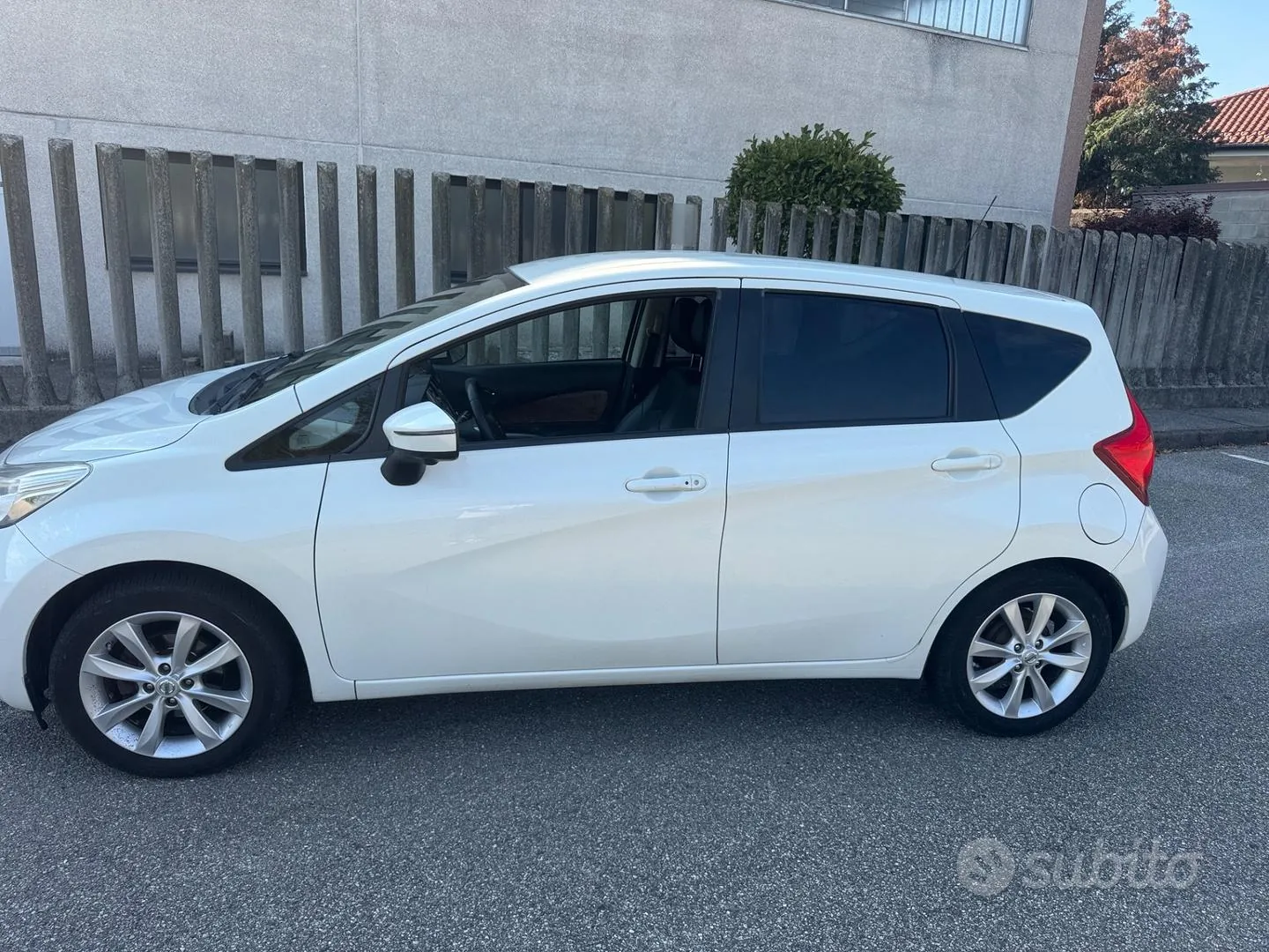 Nissan Note 2013 photo 2
