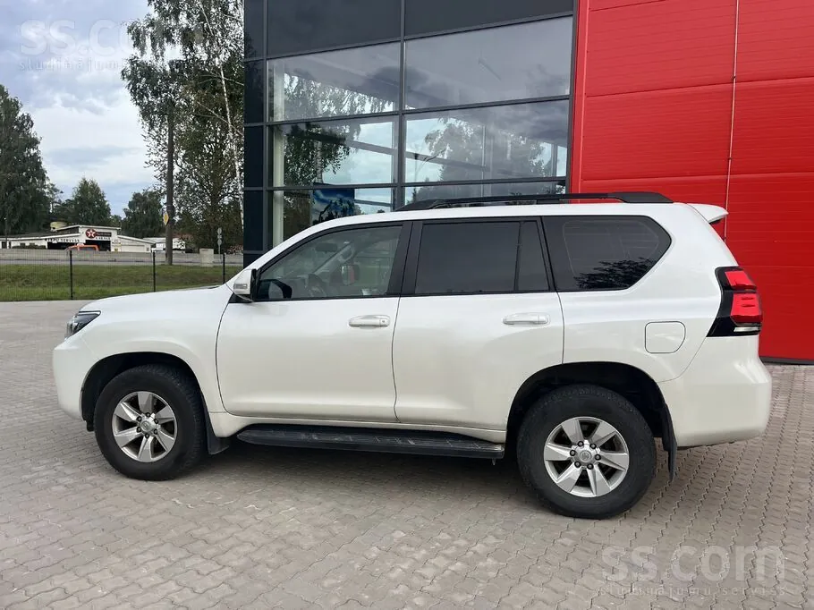 Toyota Land Cruiser 2017 photo 3