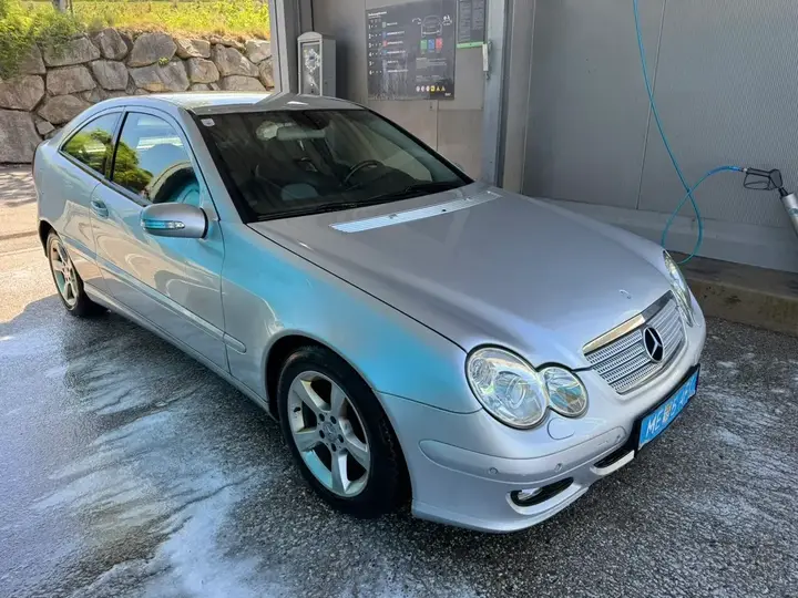 Mercedes-Benz C-Class 2004 photo 2