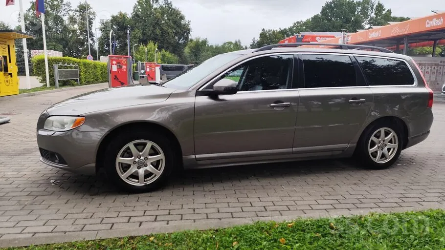 Volvo V70 2010 photo 2