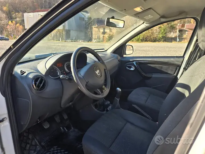 Dacia Duster 2011 photo 4