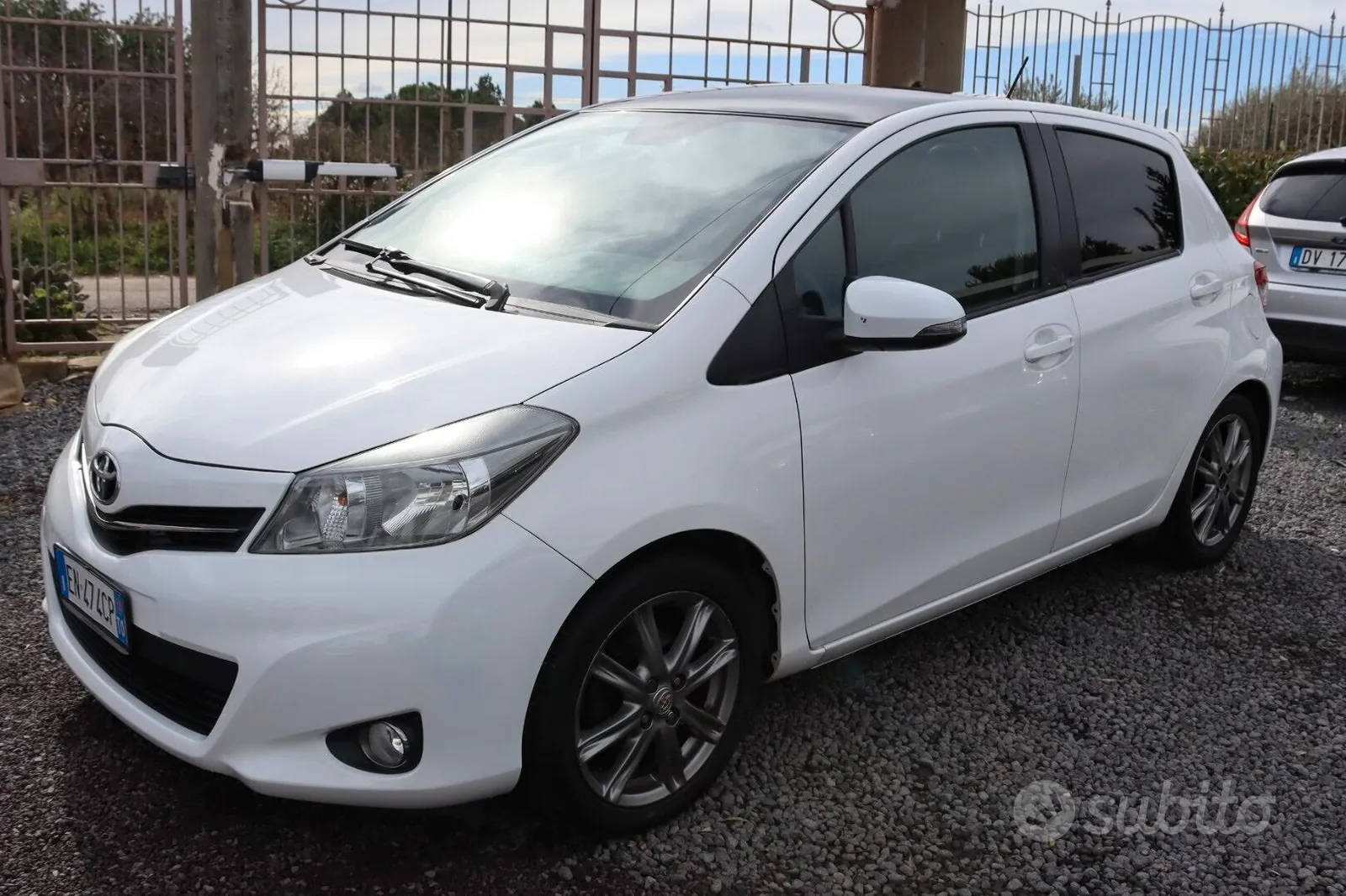 Toyota Yaris 2012 photo 2
