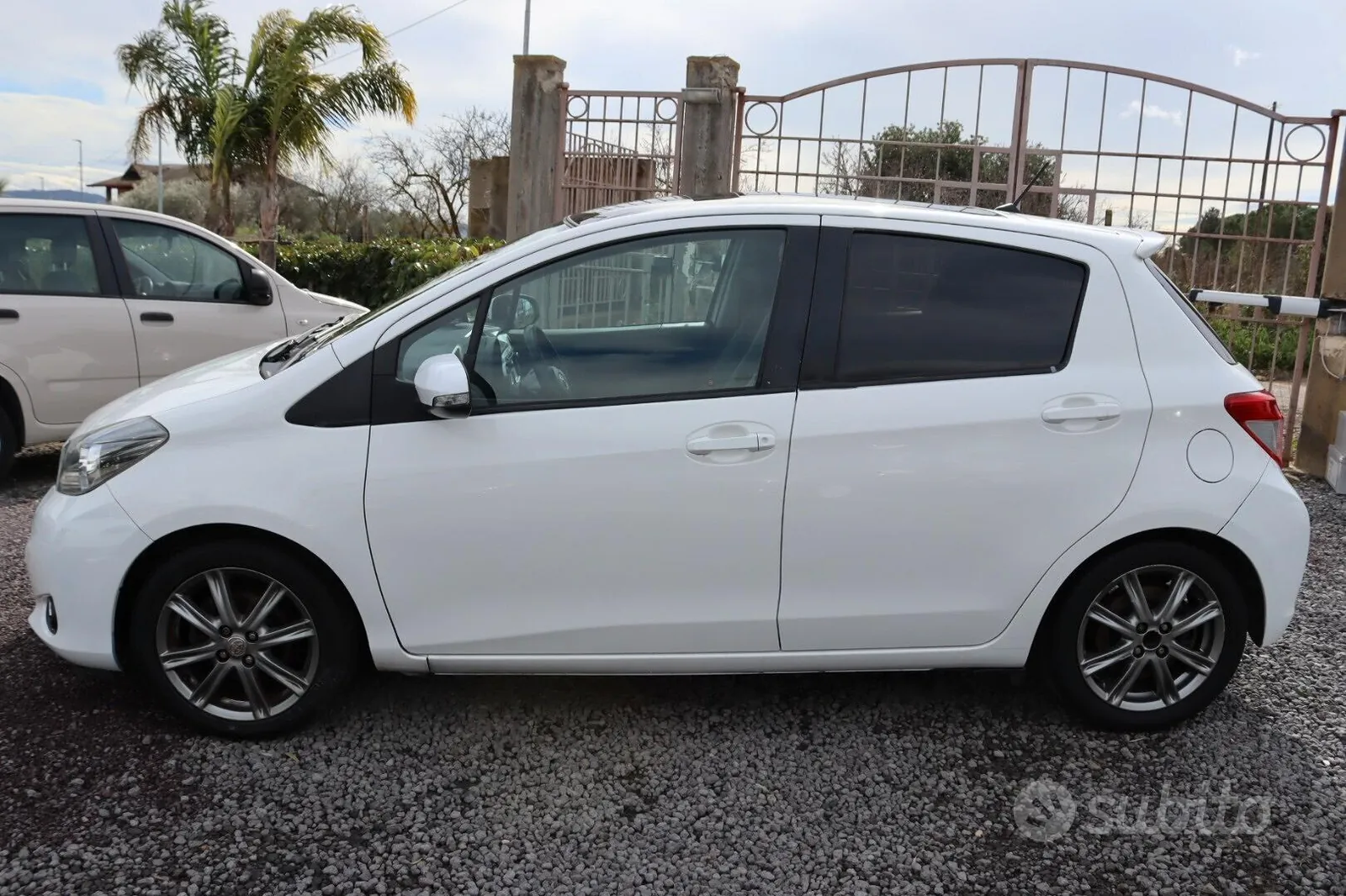 Toyota Yaris 2012 photo 4