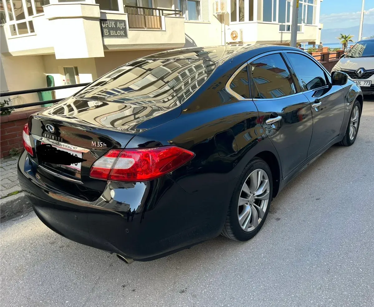 Infiniti M